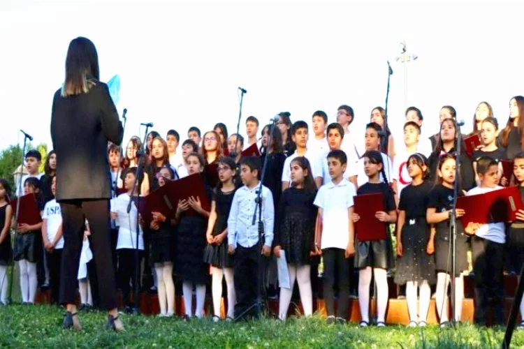 23 Nisan Şanlıurfa'da Müzikle Kutlandı: Çocuk Korosu ve Orkestrası Muhteşem Bir Performans Sergiledi